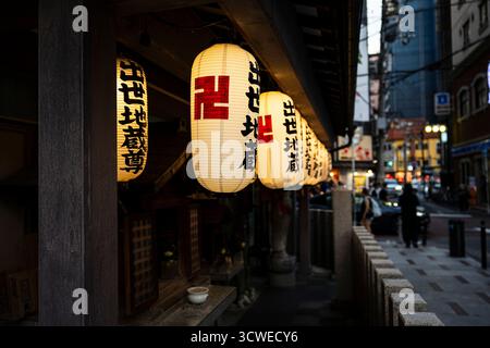 Osaka, Giappone - 21 luglio 2025: Lanterne buddiste Foto Stock