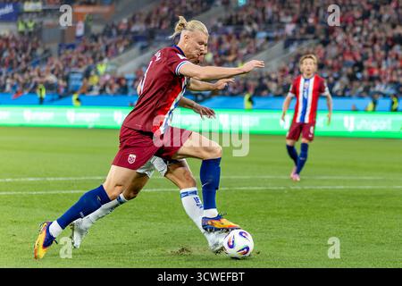 Oslo, Norvegia 11 ottobre 2025 Erling Haaland della Norvegia gioca per il Manchester City compete per la palla contro o Blorian di Israele gioca per l'Hapoel Be Sheva durante la partita a gironi di qualificazione ai mondiali di calcio 2026 tra Norvegia e Israele tenutasi allo stadio Ullevaal di Oslo, Norvegia. Crediti: Nigel Waldron/Alamy Live News Foto Stock
