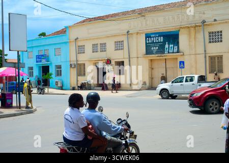 BENGUELA, ANGOLA - 14 MARZO 2025: Persone in una strada trafficata di Benguela. Tipica scena di strada Foto Stock