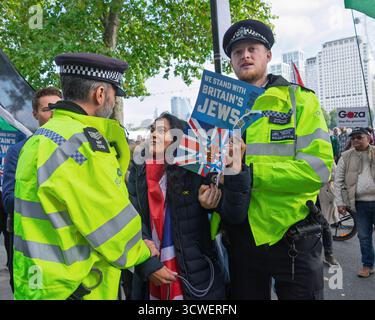Londra, Regno Unito. 11 ottobre 2025. Una sostenitrice pro-Israele viene ritratta dagli agenti di polizia dopo aver affrontato i sostenitori pro-palestinesi mentre si erano riuniti sull'Embankment per l'inizio della marcia nazionale per la Palestina. Crediti: Lynchpics/Alamy Live News Foto Stock