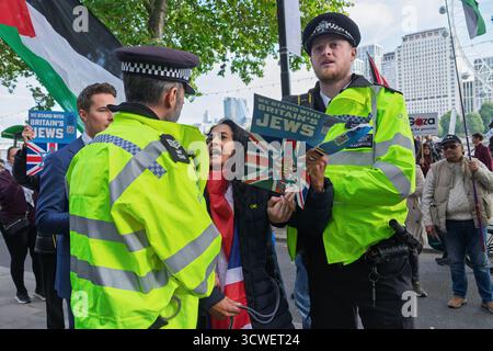 Londra, Regno Unito. 11 ottobre 2025. Una sostenitrice pro-Israele viene ritratta dagli agenti di polizia dopo aver affrontato i sostenitori pro-palestinesi mentre si erano riuniti sull'Embankment per l'inizio della marcia nazionale per la Palestina. Crediti: Lynchpics/Alamy Live News Foto Stock