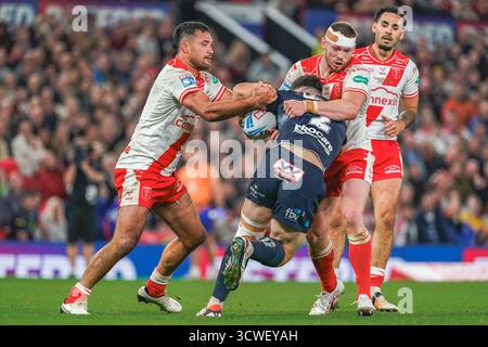 MANCHESTER, INGHILTERRA - 11 ottobre: Abbas Miski dei Wigan Warriors viene affrontato da Peta Hiku degli Hull Kingston Rovers e James Batchelor degli Hull Kingston Rovers. Betfred Super League Grand Final match tra Hull KR e Wigan Warriors all'Old Trafford l'11 ottobre 2025. (Foto di James Giblin) credito: James Giblin/Alamy Live News Foto Stock