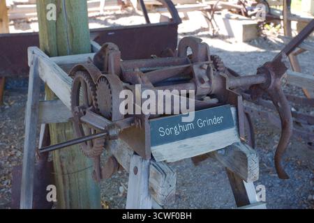 Macchine e attrezzature Rusty su Green Grass accanto a Vintage Farm Machinery. Solo per uso editoriale Eureka, MT USA. 24 settembre 2025. La vecchia macchina arrugginita è seduta Foto Stock
