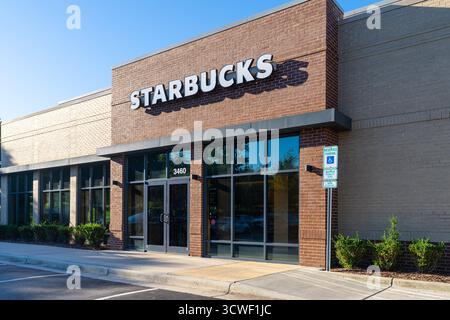 Starbucks Coffee Shop, edificio con facciata esterna in Kildaire Farm Road a Cary, North Carolina Foto Stock
