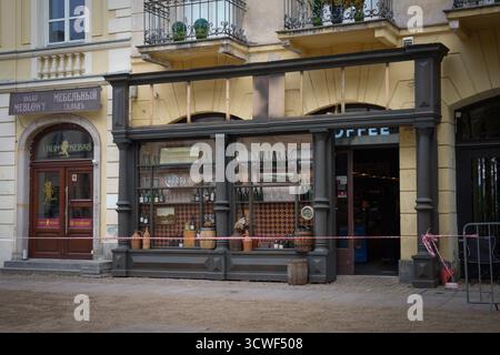 Varsavia, Polonia. 09 ottobre 2025. La via Krakowskie Przedmiescie è vista durante il costruttivo del film Lalka (bambola) a Varsavia, in Polonia, il 9 ottobre 2025. Dall'estate scorsa è in corso una grande produzione per filmare il famoso romanzo "Lalka" di Boleslaw Prus nella città vecchia. (Foto di Jaap Arriens/Sipa USA) credito: SIPA USA/Alamy Live News Foto Stock