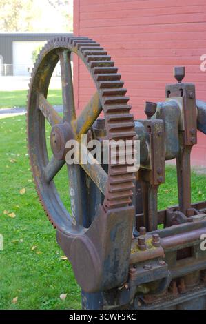 Macchine e attrezzature Rusty su Green Grass accanto a Vintage Farm Machinery. Solo per uso editoriale Eureka, MT USA. 24 settembre 2025. La vecchia macchina arrugginita è seduta Foto Stock