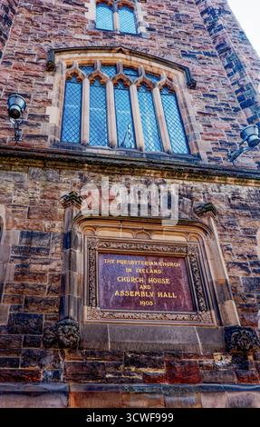 BELFAST, IRLANDA DEL NORD - 17 agosto 2024: The Presbyterian Church's Church House and Assembly Hall, completata nel 1905, presenta l'arco neogotico Foto Stock