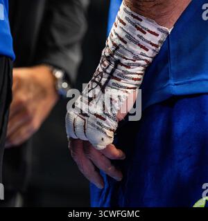 Utilita Arena, Sheffield, Regno Unito. 11 ottobre 2025. Matchroom Boxing, Dave Allen contro Arslanbek Makhmudov; la mano registrata firmata di David Allen Credit: Action Plus Sports/Alamy Live News Foto Stock