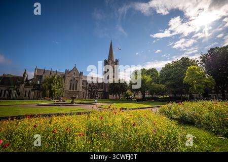 St. Patrick's Cathedral and Garden in a Bright Sunny Day - Dublino, Irlanda Foto Stock