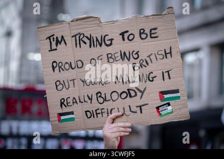 Londra, Regno Unito. 11 ottobre 2025. Migliaia di manifestanti pro-palestinesi segnano due anni dall’inizio della guerra di Gaza - con la polizia di Londra che adotta misure per fermare gli scontri con una contro-demo filo-israeliana “Stop the hate”. Arriva un giorno dopo l'inizio di un cessate il fuoco a Gaza e quando la gente ha iniziato a tornare nelle macerie delle loro case e comunità devastate. Gli organizzatori della campagna di solidarietà per la Palestina (PSC) della 32a manifestazione nazionale, iniziata nel 2023, insistono che non si fermeranno nonostante il recente cessate il fuoco. Crediti: Guy Corbishley/Alamy Live News Foto Stock