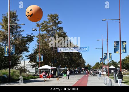 IRVINE, CALIFORNIA - 11 ottobre 2025: Ingresso all'Irvine Global Village Festival, un evento annuale che si tiene al Great Park per celebrare i subacquei della città Foto Stock
