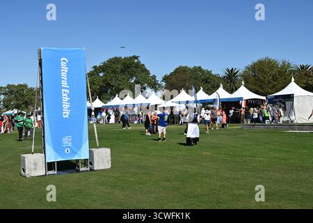 IRVINE, CALIFORNIA - 11 ottobre 2025: Mostre culturali all'Irvine Global Villae Festival un evento annuale che si tiene al Great Park per celebrare le città Foto Stock