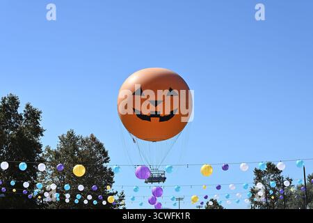 IRVINE, CALIFORNIA - 11 ottobre 2025: The Great Park Balloon Ride che si innalza sopra il Marketplace durante l'Irvine Global Village Festival, un evento annuale che si tiene ogni anno Foto Stock