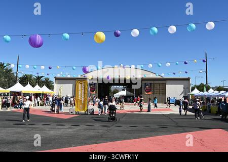 IRVINE, CALIFORNIA - 11 ottobre 2025: The Hangar and Art Happens Here e The Global Marketplace all'Irvine Global Village Festival un evento annuale per Foto Stock