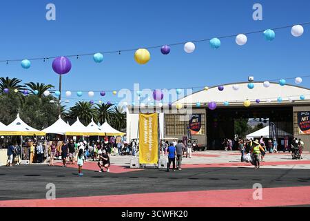 IRVINE, CALIFORNIA - 11 ottobre 2025: The Hangar and Art Happens Here e The Global Marketplace all'Irvine Global Village Festival un evento annuale per Foto Stock