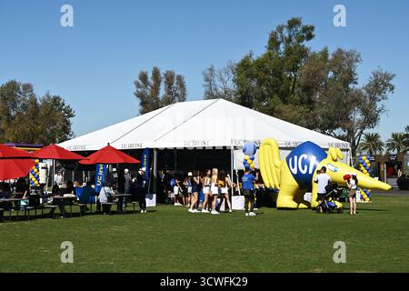 IRVINE, CALIFORNIA - 11 ottobre 2025: L'Università della California Irvine, UCI, tenda all'Irvine Global Village Festival un evento annuale per celebrare il Foto Stock