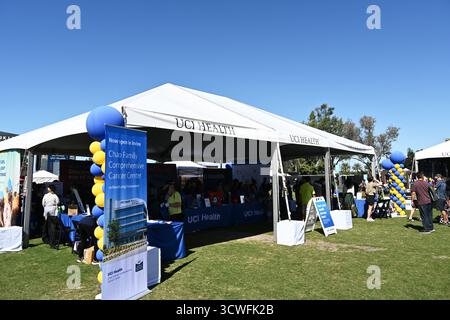 IRVINE, CALIFORNIA - 11 ottobre 2025: L'Università della California Irvine, tenda UCI Health all'Irvine Global Village Festival un evento annuale per celebr Foto Stock