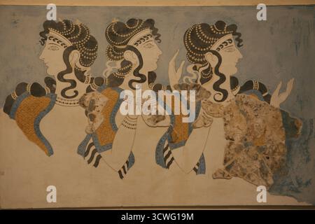"Ladies in Blue" - parte di un dipinto murale del palazzo di Cnosso 1600-1450 a.C. artefatto / mostra vista nel Museo archeologico di Heraklion a Creta, Grecia Foto Stock