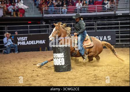 Philadelphia, Pennsylvania, Stati Uniti. 11 ottobre 2025. Pilota da corsa, in azione durante l'8 Seconds Rodeo-Philadelphia che si è tenuto al Temple University's Liacouras Center di Philadelphia PA (Credit Image: © Ricky Fitchett/ZUMA Press Wire) SOLO PER USO EDITORIALE! Non per USO commerciale! Foto Stock