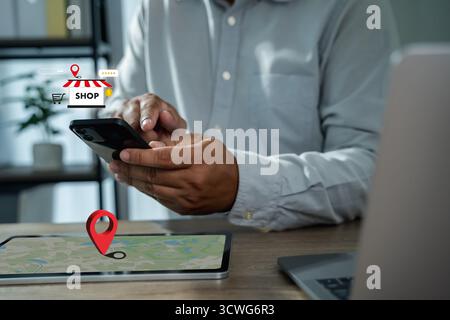 Localizzatore del negozio SEO locale sulla mappa di smartphone e tablet con spilla rossa e icona del negozio mostra la ricerca nelle vicinanze navigazione GPS viaggio per gli acquirenti mobili mare d'affari Foto Stock