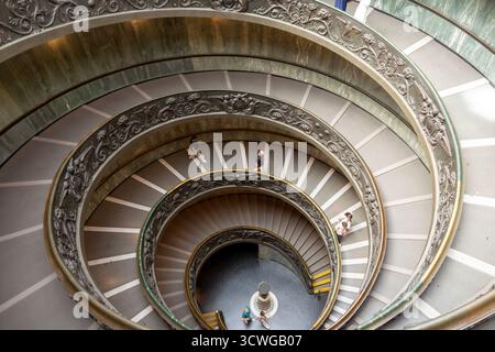Scala del Bramante nei Musei Vaticani in Vaticano. Famosa scalinata progettata da Giuseppe Momo vista dall'alto. Foto Stock