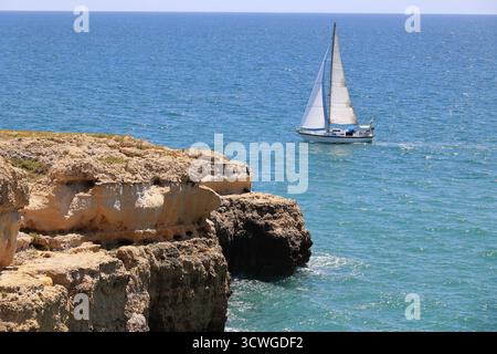 Barca a vela sulla costa dell'Algarve, Albufeira, Portogallo Foto Stock