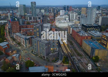 Veduta aerea sopra la stazione centrale di Salford guardando verso Greengate e il centro di Manchester al crepuscolo Foto Stock