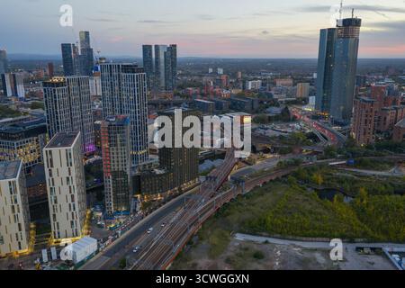 Vista aerea serale di Deansgate Square e dello skyline delle Trinity Islands di Manchester con Trinity Way, River Irwell e Ordsall Bridges Foto Stock