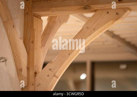 Tradizionale struttura a telaio in legno. Travi in legno telaio in legno vista interna della casa in costruzione. Foto Stock