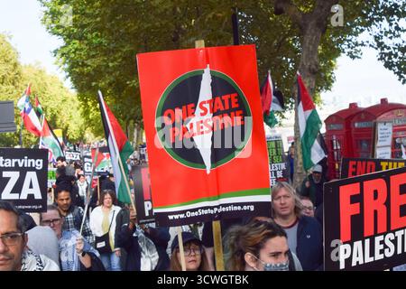Londra, Regno Unito. 11 ottobre 2025. I manifestanti si riuniscono a Victoria Embankment. Decine di migliaia di persone hanno marciato nel centro di Londra in solidarietà con la Palestina mentre iniziava a Gaza il cessate il fuoco tra Israele e Hamas. Crediti: Vuk Valcic/Alamy Live News Foto Stock
