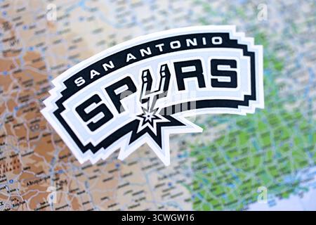 KIEV, UCRAINA - 23 FEBBRAIO 2025 il badge della squadra di basket dei San Antonio Spurs si trova sul banner della mappa degli Stati Uniti Foto Stock