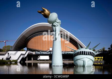Ausstellung Â die Moeglichkeit der UnvernunftÂ , Jan Boehmermann DEU, Deutschland, Germania, Berlino, 02.10.2025 Eine halb versunkene aber originalgrosse aufblasbare Replik der Freiheitsstatue im Wasserbecken im Rahmen der Ausstellung Â die Moeglichkeit der UnvernunftÂ vor dem Haus der Kulturen der Welt HKW HKDW Kongresshalle in Berlin Deutschland. Jan Boehmermann , deutscher Fernsehmoderator und Satiriker ,und die Gruppe Royale vom ZDF Magazin Royale besetzen vom 27. Settembre fino al 19. Oktober 2025 mit der Ausstellung die Möglichkeit der Unvernunft und einem umfangreichen Veranstaltungsprogramm Foto Stock