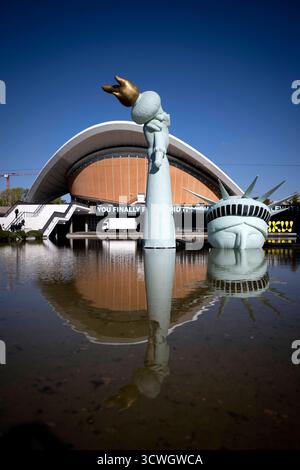 Ausstellung Â die Moeglichkeit der UnvernunftÂ , Jan Boehmermann DEU, Deutschland, Germania, Berlino, 02.10.2025 Eine halb versunkene aber originalgrosse aufblasbare Replik der Freiheitsstatue im Wasserbecken im Rahmen der Ausstellung Â die Moeglichkeit der UnvernunftÂ vor dem Haus der Kulturen der Welt HKW HKDW Kongresshalle in Berlin Deutschland. Jan Boehmermann , deutscher Fernsehmoderator und Satiriker ,und die Gruppe Royale vom ZDF Magazin Royale besetzen vom 27. Settembre fino al 19. Oktober 2025 mit der Ausstellung die Möglichkeit der Unvernunft und einem umfangreichen Veranstaltungsprogramm Foto Stock