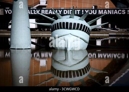 Ausstellung Â die Moeglichkeit der UnvernunftÂ , Jan Boehmermann DEU, Deutschland, Germania, Berlino, 02.10.2025 Eine halb versunkene aber originalgrosse aufblasbare Replik der Freiheitsstatue im Wasserbecken im Rahmen der Ausstellung Â die Moeglichkeit der UnvernunftÂ vor dem Haus der Kulturen der Welt HKW HKDW Kongresshalle in Berlin Deutschland. Jan Boehmermann , deutscher Fernsehmoderator und Satiriker ,und die Gruppe Royale vom ZDF Magazin Royale besetzen vom 27. Settembre fino al 19. Oktober 2025 mit der Ausstellung die Möglichkeit der Unvernunft und einem umfangreichen Veranstaltungsprogramm Foto Stock