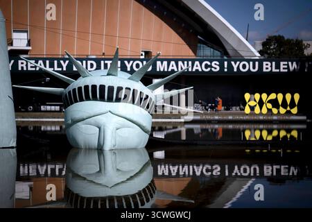 Ausstellung Â die Moeglichkeit der UnvernunftÂ , Jan Boehmermann DEU, Deutschland, Germania, Berlino, 02.10.2025 Eine halb versunkene aber originalgrosse aufblasbare Replik der Freiheitsstatue im Wasserbecken im Rahmen der Ausstellung Â die Moeglichkeit der UnvernunftÂ vor dem Haus der Kulturen der Welt HKW HKDW Kongresshalle in Berlin Deutschland. Jan Boehmermann , deutscher Fernsehmoderator und Satiriker ,und die Gruppe Royale vom ZDF Magazin Royale besetzen vom 27. Settembre fino al 19. Oktober 2025 mit der Ausstellung die Möglichkeit der Unvernunft und einem umfangreichen Veranstaltungsprogramm Foto Stock