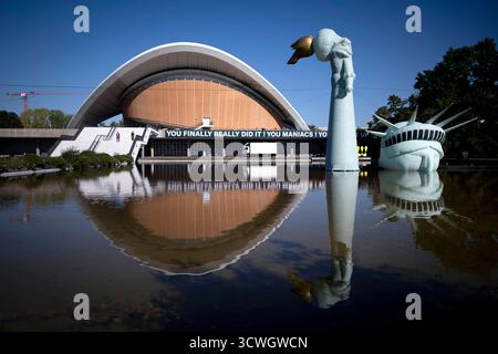 Ausstellung Â die Moeglichkeit der UnvernunftÂ , Jan Boehmermann DEU, Deutschland, Germania, Berlino, 02.10.2025 Eine halb versunkene aber originalgrosse aufblasbare Replik der Freiheitsstatue im Wasserbecken im Rahmen der Ausstellung Â die Moeglichkeit der UnvernunftÂ vor dem Haus der Kulturen der Welt HKW HKDW Kongresshalle in Berlin Deutschland. Jan Boehmermann , deutscher Fernsehmoderator und Satiriker ,und die Gruppe Royale vom ZDF Magazin Royale besetzen vom 27. Settembre fino al 19. Oktober 2025 mit der Ausstellung die Möglichkeit der Unvernunft und einem umfangreichen Veranstaltungsprogramm Foto Stock