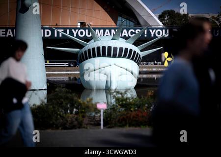 Ausstellung Â die Moeglichkeit der UnvernunftÂ , Jan Boehmermann DEU, Deutschland, Germania, Berlino, 02.10.2025 Eine halb versunkene aber originalgrosse aufblasbare Replik der Freiheitsstatue im Wasserbecken im Rahmen der Ausstellung Â die Moeglichkeit der UnvernunftÂ vor dem Haus der Kulturen der Welt HKW HKDW Kongresshalle in Berlin Deutschland. Jan Boehmermann , deutscher Fernsehmoderator und Satiriker ,und die Gruppe Royale vom ZDF Magazin Royale besetzen vom 27. Settembre fino al 19. Oktober 2025 mit der Ausstellung die Möglichkeit der Unvernunft und einem umfangreichen Veranstaltungsprogramm Foto Stock