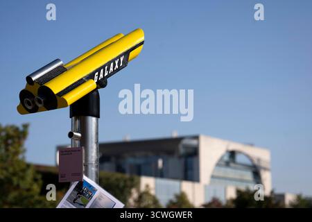Ausstellung Â die Moeglichkeit der UnvernunftÂ , Jan Boehmermann DEU, Deutschland, Germania, Berlino, 02.10.2025 Fernrohr Galaxy installiert, um in das Kanzlerbuero im Kanzleramt zu schauen im Rahmen der Ausstellung Â die Moeglichkeit der UnvernunftÂ vor dem Haus der Kulturen der Welt HKW Kongresshalle in Berlin Deutschland. Jan Boehmermann , deutscher Fernsehmoderator und Satiriker ,und die Gruppe Royale vom ZDF Magazin Royale besetzen vom 27. Settembre fino al 19. Oktober 2025 mit der Ausstellung die Möglichkeit der Unvernunft und einem umfangreichen Veranstaltungsprogramm die Kongresshalle Foto Stock