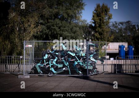 Ausstellung Â die Moeglichkeit der UnvernunftÂ , Jan Boehmermann DEU, Deutschland, Germania, Berlino, 02.10.2025 Inzwischen durch einen Zaunvgesicherte installazione mit e-Scooter - dem demokratischen Verkehrsmittel Zitat Böhmermann als sog. Scooternest , aufgestapelte Roller sollen ihre pseudo-natürliche Aufzucht humoristisch veranschaulichen, direkt neben einer Jelbi-Station im Rahmen der Ausstellung Â die Moeglichkeit der UnvernunftÂ vor dem Haus der Kulturen der Welt HKDW Kongresshalle a Berlino Germania . Jan Boehmermann , deutscher Fernsehmoderator und Satiriker ,und die Gruppe Royal Foto Stock