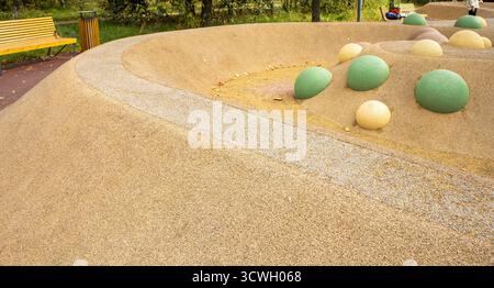 Colline di gioco organiche con EPDM in superficie in un parco cittadino. Parco giochi moderno, colline sicure per il gioco attivo, borchie urbane Foto Stock