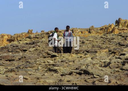 Dallol, Etiopia - Nov 2018: Locale scout uomo con il fucile nel deserto di Danakil in background, Etiopia Foto Stock