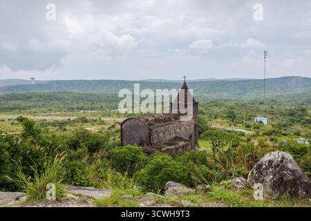 Abbandonata la Chiesa cattolica al Bokor national park, Kampot, Cambogia Foto Stock