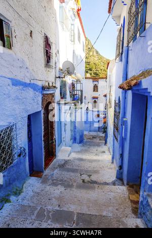 Strada stretta dipinto di blu nella città di Chefchaouen, Marocco Foto Stock
