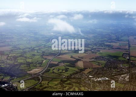 Sobborgo di Londra attraverso una finestra del piano Foto Stock
