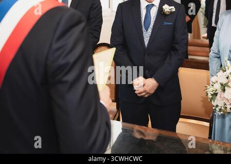 Il sindaco di Francia tiene un discorso ufficiale e si congratula con gli sposi sciarpa francese nastro rosso blu bianco Foto Stock