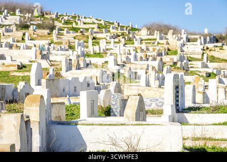 Cimitero musulmano sulla collina al di fuori di Fez, Marocco Foto Stock