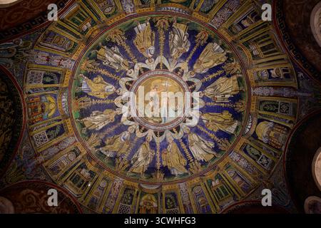 Ravenna, Italia - settembre 28 2025: Battistero di Neon soffitto a mosaico interno con Battesimo di Cristo di San Giovanni. Foto Stock
