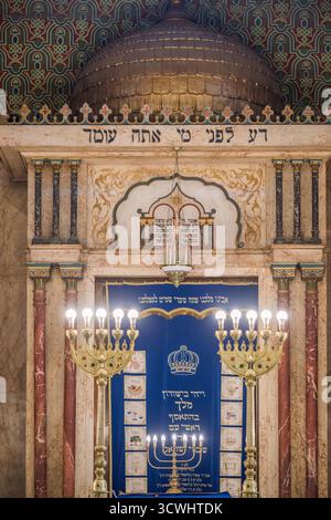 Interno di una sinagoga storica con decorazioni ornamentali e una grande menorah ornata a Sofia, Bulgaria Foto Stock