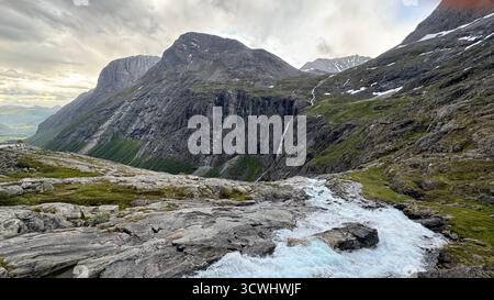 Trollstigen, l'iconica strada di montagna della Norvegia con 11 tornanti, ripide pendenze e viste mozzafiato delle valli e delle cascate Foto Stock