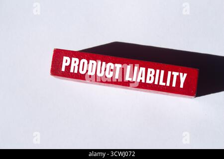 Messaggio di responsabilità del prodotto scritto su sfondo di un blocco di legno. Simbolo di responsabilità concettuale del prodotto. Copia spazio. Foto Stock
